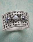 Three-Stone Pearl Carved Geometric Ring