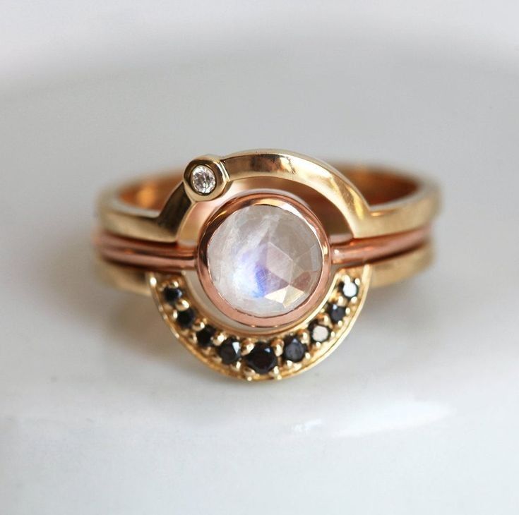 Vintage White &amp; Black Inlaid Crystals Gold Ring