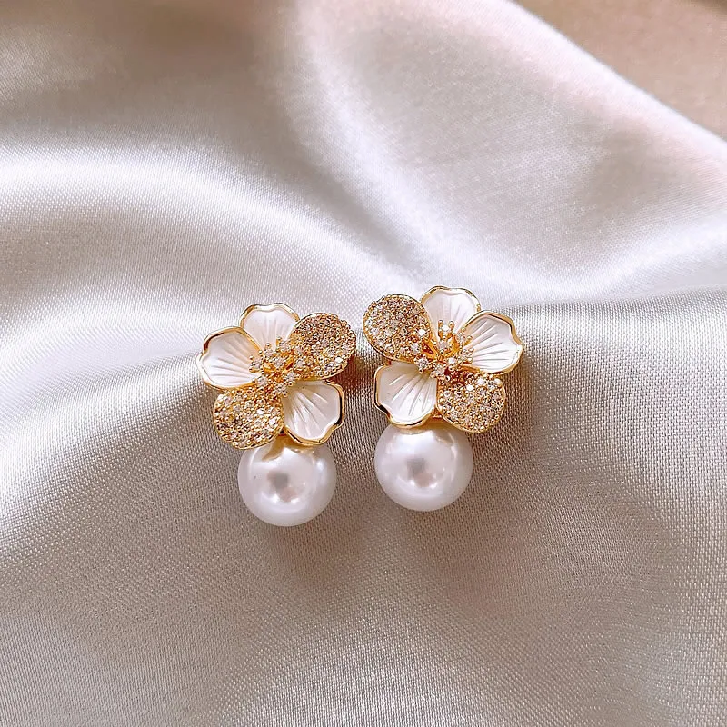Elegant Flower &amp; Pearl Bright Earrings